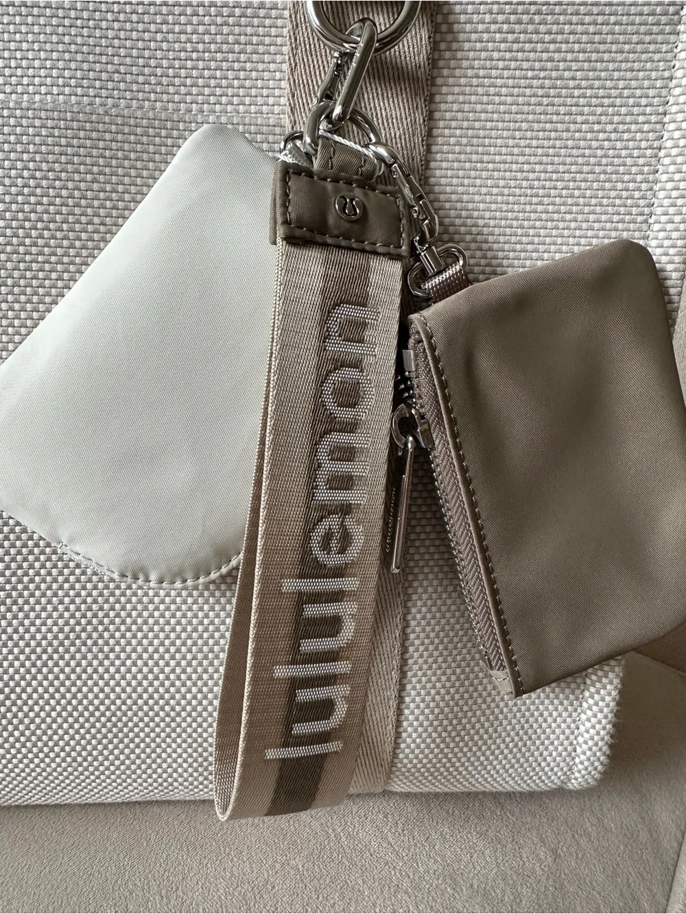 New! Lululemon Two Tone Canvas Tote with Dual Pouch Wristlets - Picture 2 of 14
